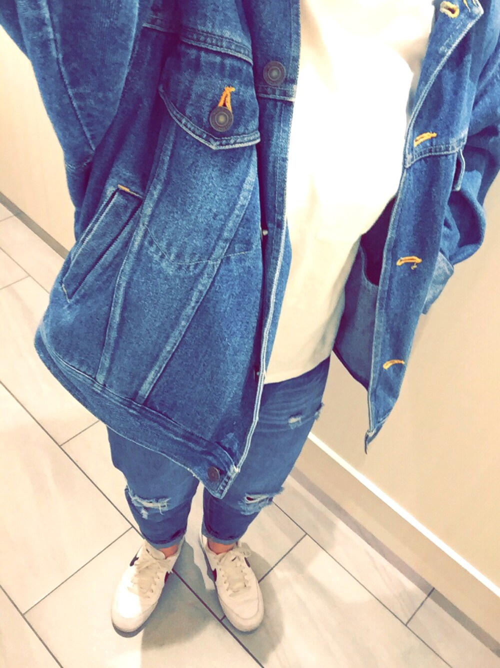 「デニムジャケット、ダメージデニム、デニム×デニム、デニムパンツ」｜「VINTAGEのアイテム（デニムジャケット、ブルー系）」を使った、はるさん（レディース・156cm）の春コーディネートの1枚目の写真