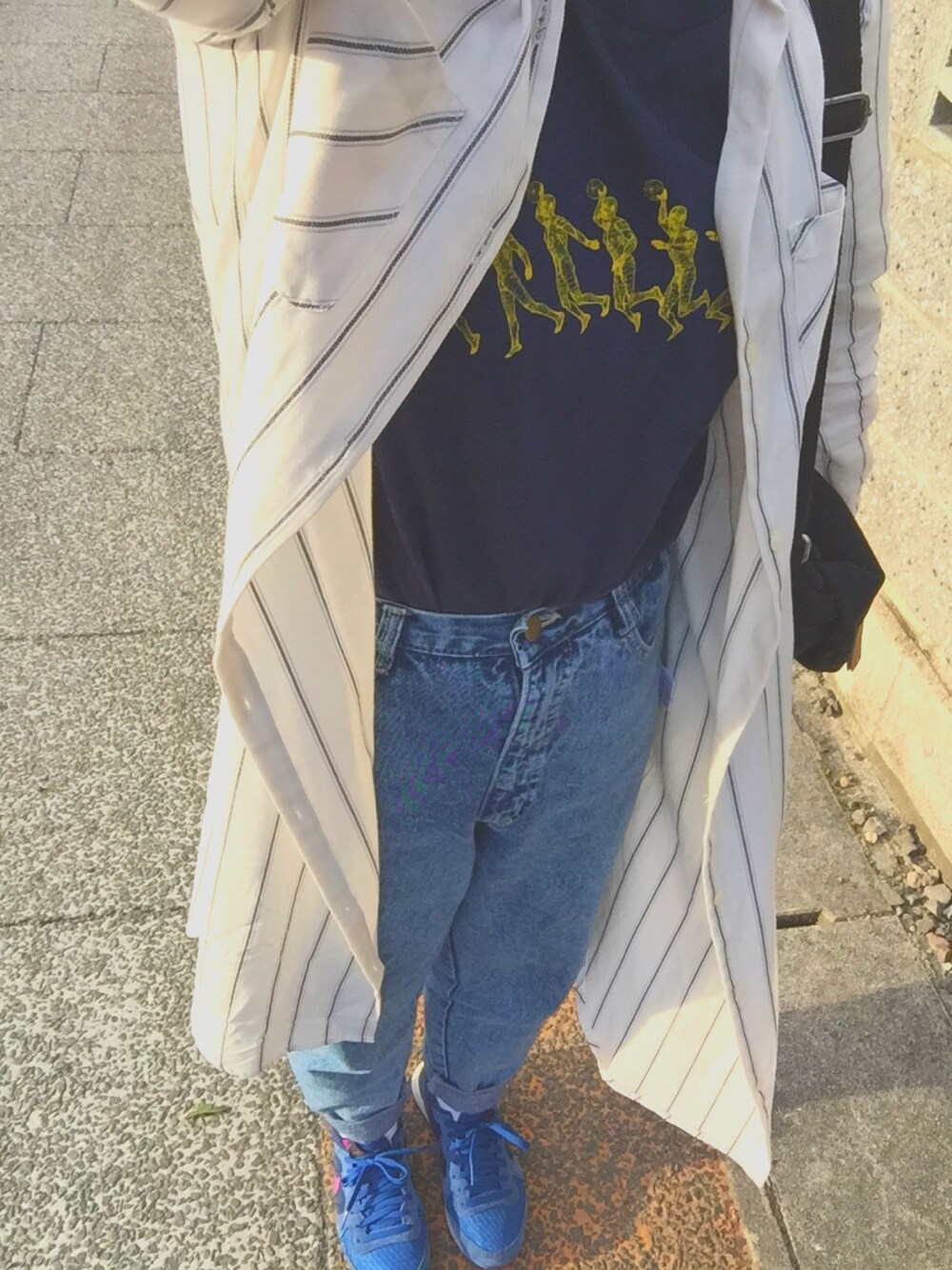 「古着コーデ、NIKETシャツ、NIKEスニーカー、インターナショナリスト、夏モデル、ロングシャツ」｜「VINTAGEのアイテム（Tシャツ/カットソー、ブルー系）」を使った、はるさん（レディース・156cm）の春コーディネートの1枚目の写真