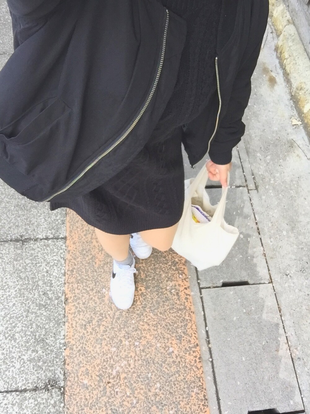 「モノクロコーデ、MA-1、ニットワンピ、NIKE、スニーカー」｜「GUのアイテム（ニット/セーター、ブラック系）」を使った、はるさん（レディース・156cm）の春コーディネートの1枚目の写真