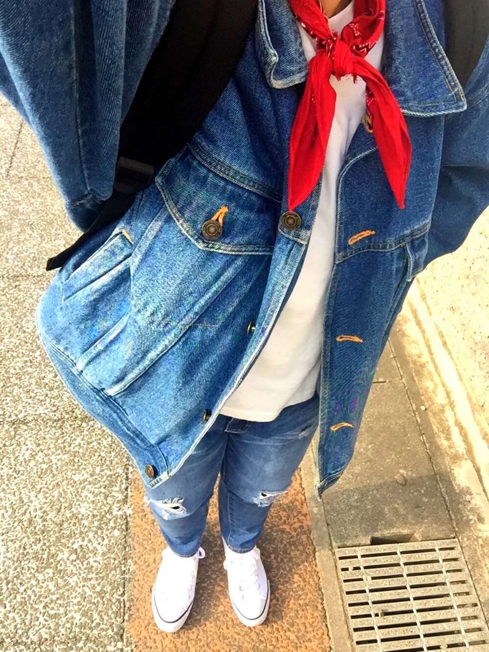 「デニムオンデニム、古着、デニムジャケット、ダメージデニム、バンダナ」｜「VINTAGEのアイテム（デニムジャケット、ブルー系）」を使った、はるさん（レディース・156cm）の春コーディネートの1枚目の写真