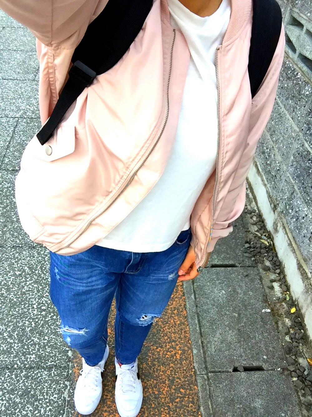「シンプルコーデ、MA-1、ダメージデニム、スニーカー」｜「RETRO GIRLのアイテム（ブルゾン、ピンク系）」を使った、はるさん（レディース・156cm）の春コーディネートの1枚目の写真