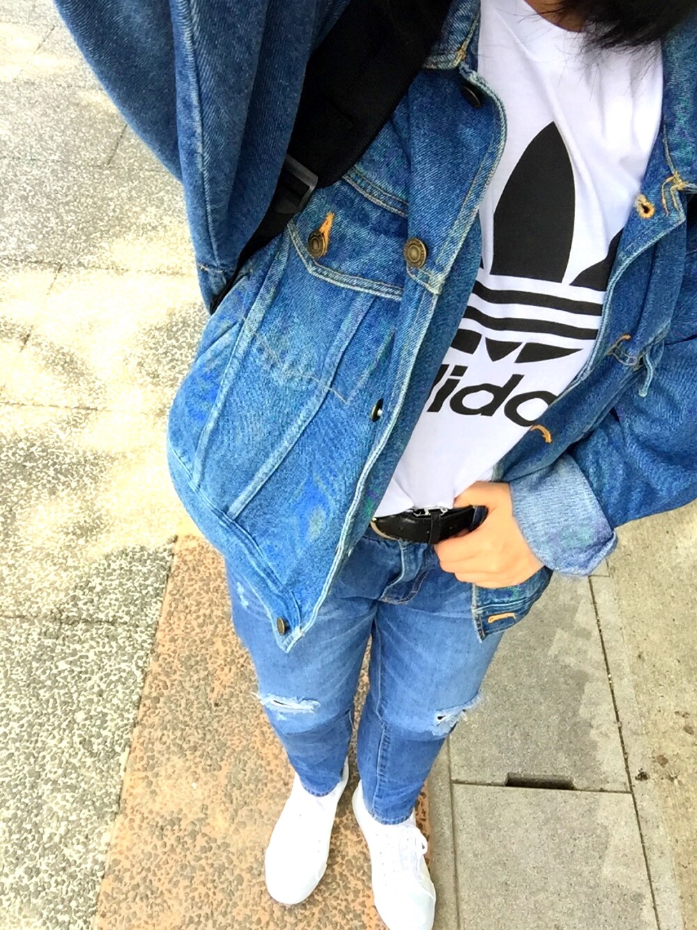 「デニムオンデニム、adidas、adidas originals、Tシャツ、白スニーカー」｜「VINTAGEのアイテム（デニムジャケット、ブルー系）」を使った、はるさん（レディース・156cm）の春コーディネートの1枚目の写真