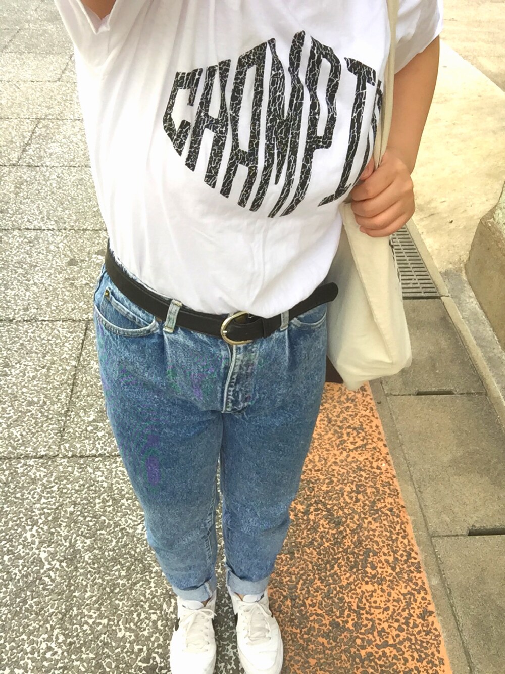 「シンプルコーデ、メンズライク、チャンピオン、古着、デニム、ケミカルウォッシュ」｜「Championのアイテム（Tシャツ/カットソー、ホワイト系）」を使った、はるさん（レディース・156cm）の春コーディネートの1枚目の写真