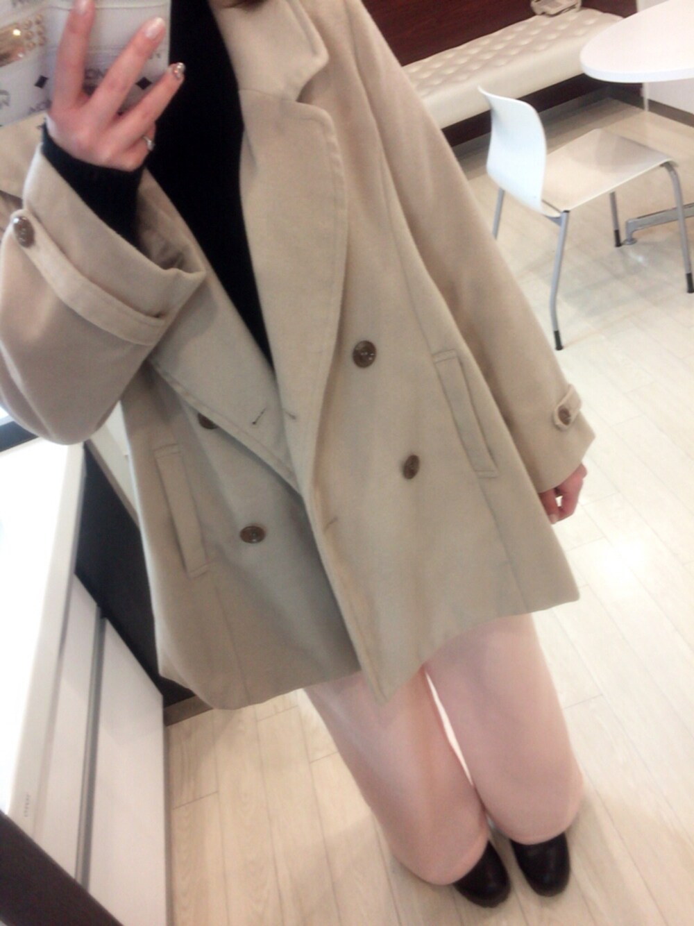 ブラック系のニット/セーター、ピンク系のその他パンツ、ブラック系のブーツを着用したレディースの冬コーディネートの1枚目の写真