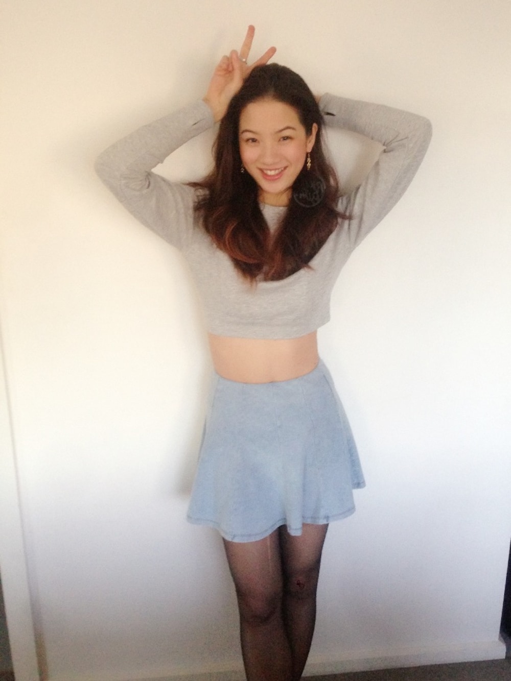 「TOPSHOPのアイテム（デニムスカート、ブルー系）」を使った、Cissy Chowさん（レディース・170cm）の夏コーディネートの1枚目の写真