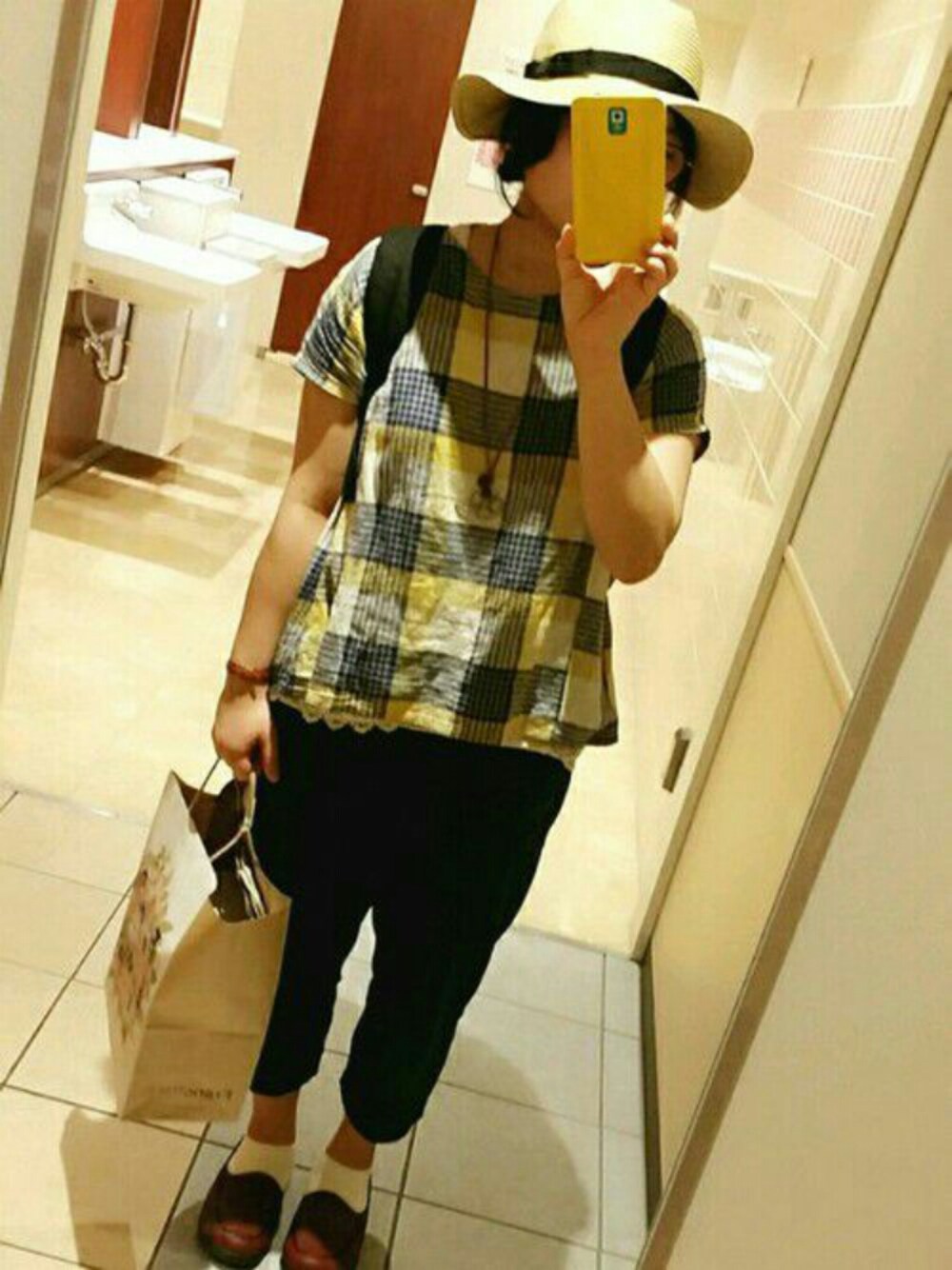 その他のシャツ/ブラウス、ブルー系のその他パンツ、ベージュ系のタンクトップを着用したレディースの夏コーディネートの1枚目の写真