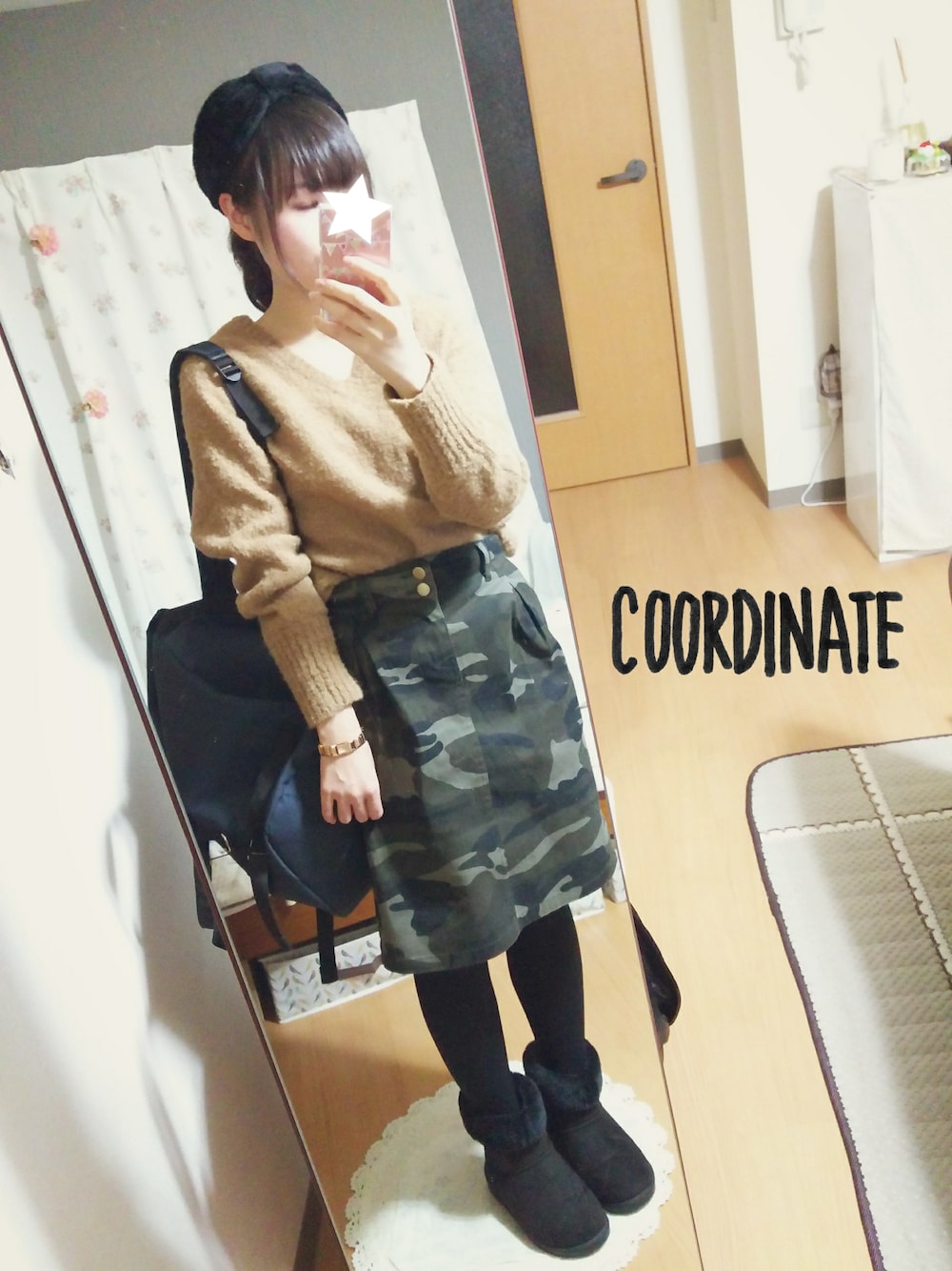 イエロー系のニット/セーター、グリーン系のスカート、ブルー系のバッグを着用したレディースの冬コーディネートの1枚目の写真