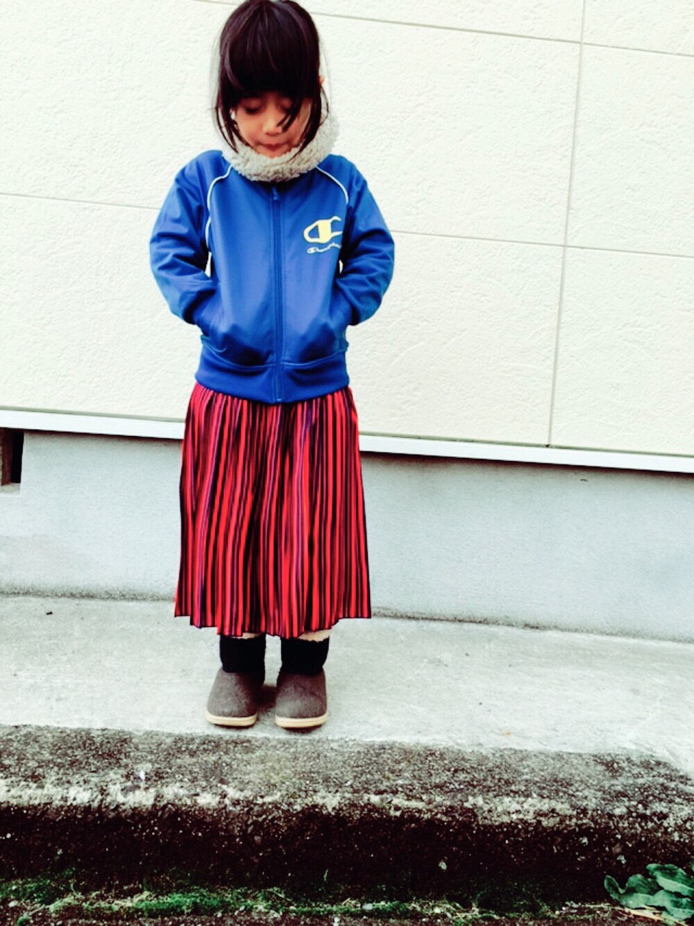 「kids、ジャージ、プリーツスカート、Champion、ブーツ」｜「Championのアイテム（ジャージ、ブルー系）」を使った、Kariさん（キッズ・110cm）の冬コーディネートの1枚目の写真