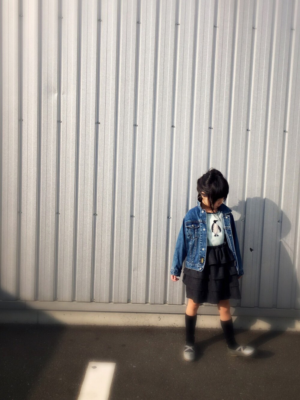 「kids、春コーデ、女の子、セーター、ジージャン」｜「OSHKOSHのアイテム（デニムジャケット、ブルー系）」を使った、Kariさん（キッズ・110cm）の冬コーディネートの1枚目の写真