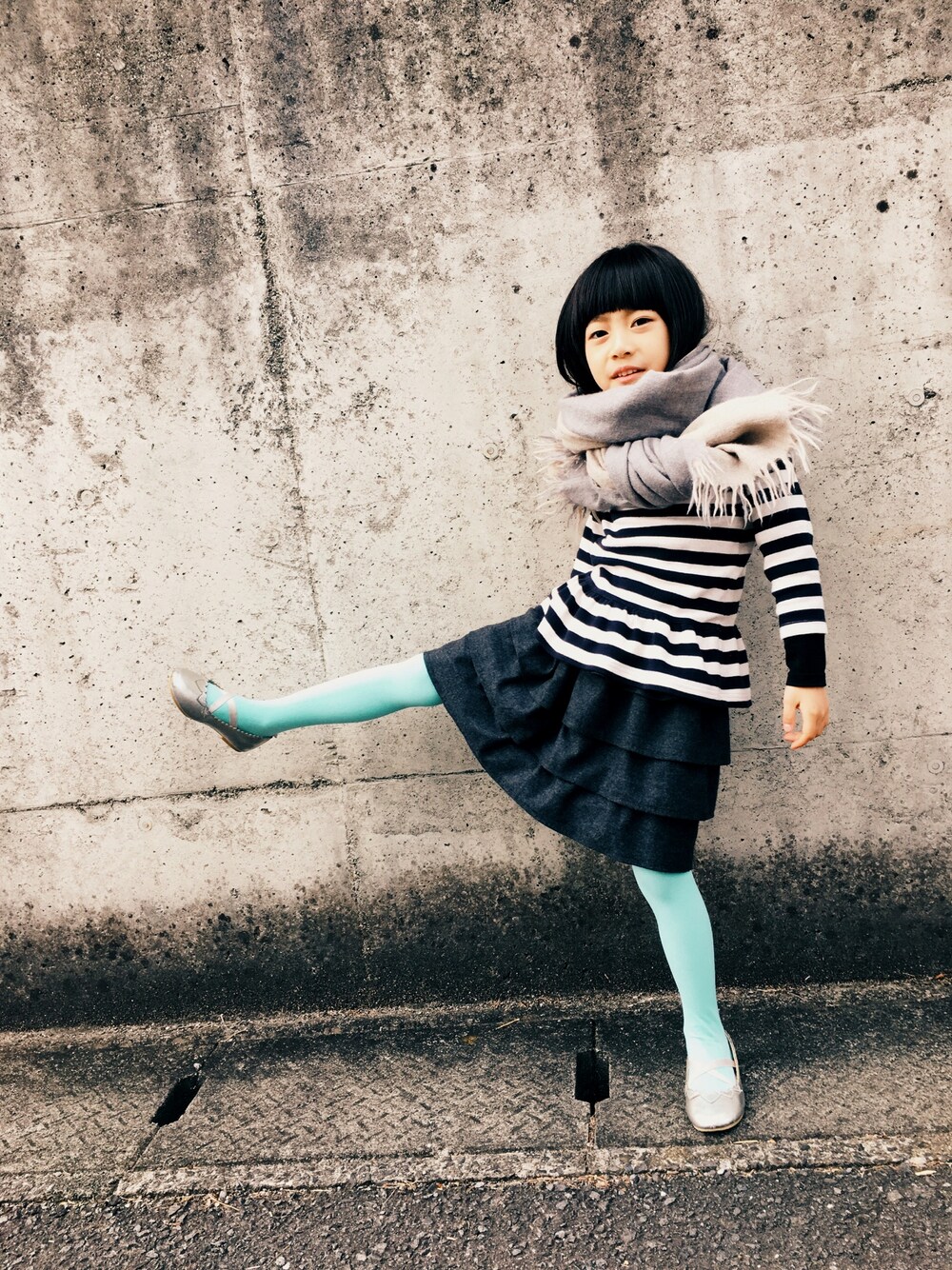 「女の子コーデ、春色、ボーダートップス、ストール」｜「ZUCCaのダブルフェイスストール（ストール/ショール、グレー系）」を使った、Kariさん（キッズ・110cm）の冬コーディネートの1枚目の写真