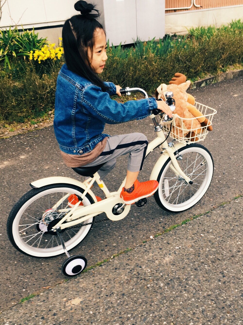 「キッズコーデ、ジージャン、自転車スタイル、ナイキ」｜「OSHKOSHのアイテム（デニムジャケット、ブルー系）」を使った、Kariさん（キッズ・110cm）の春コーディネートの1枚目の写真