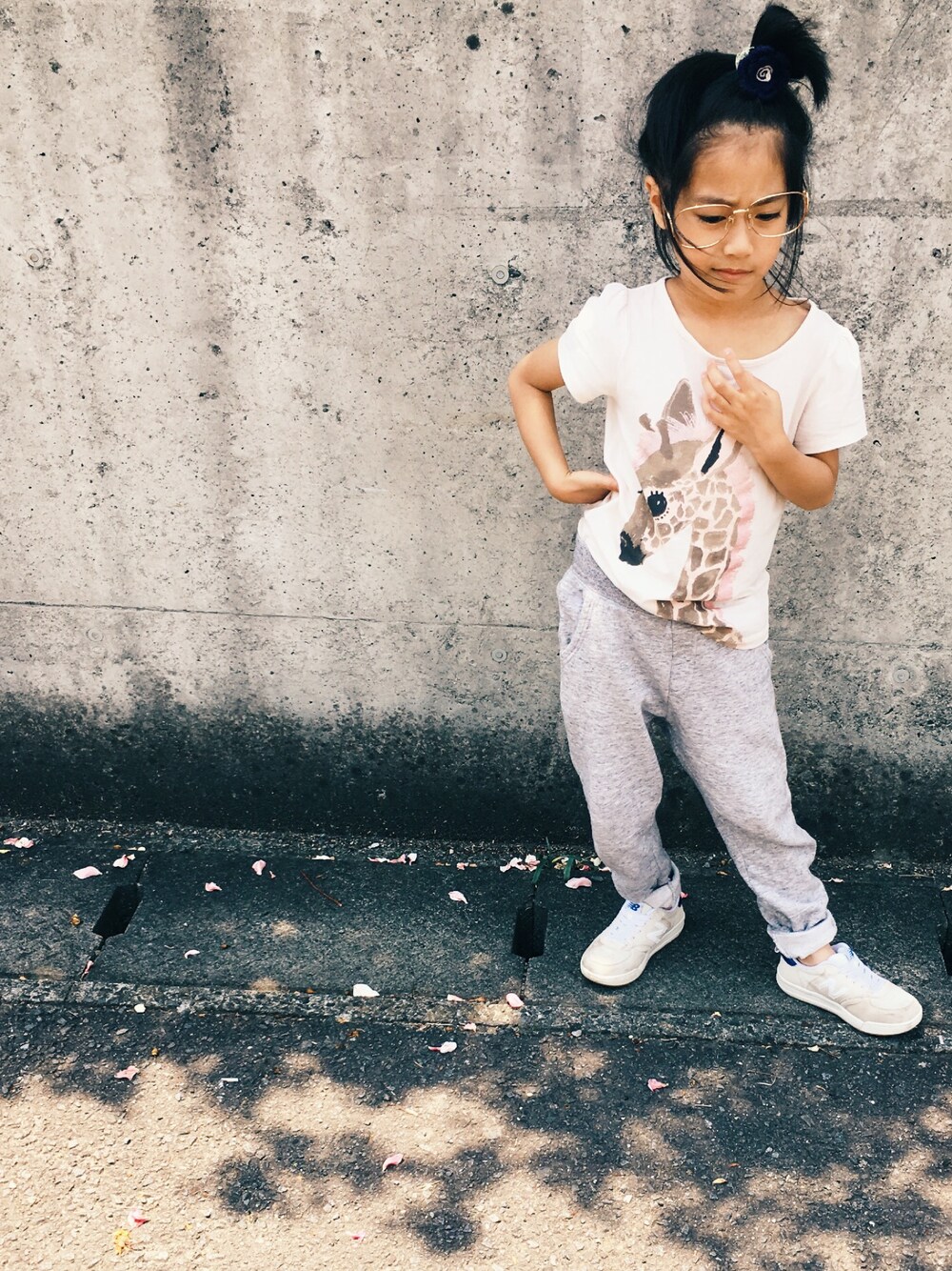「夏コーデ、女の子、キッズファッション、ニューバランス、めがね、おだんごヘアー」｜「H&Mのアイテム（Tシャツ/カットソー、ピンク系）」を使った、Kariさん（キッズ・110cm）の春コーディネートの1枚目の写真