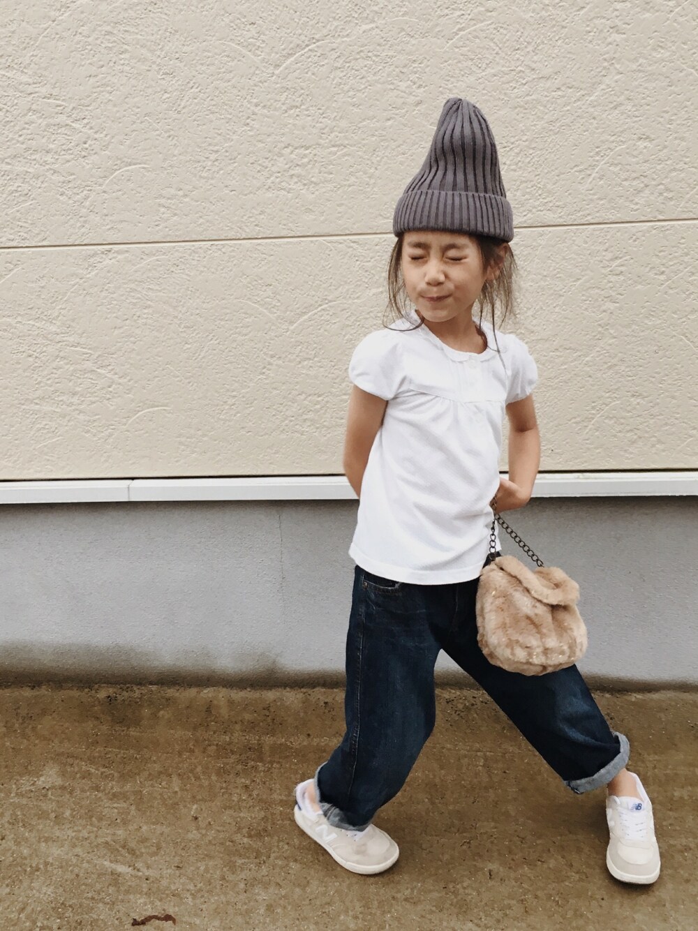 「ボアバッグ、キッズファッション、女の子、プチプラ、ジーンズ、ニューバランス、ニット帽」｜「しまむらのアイテム（ニットキャップ/ビーニー、グレー系）」を使った、Kariさん（キッズ・110cm）の春コーディネートの1枚目の写真