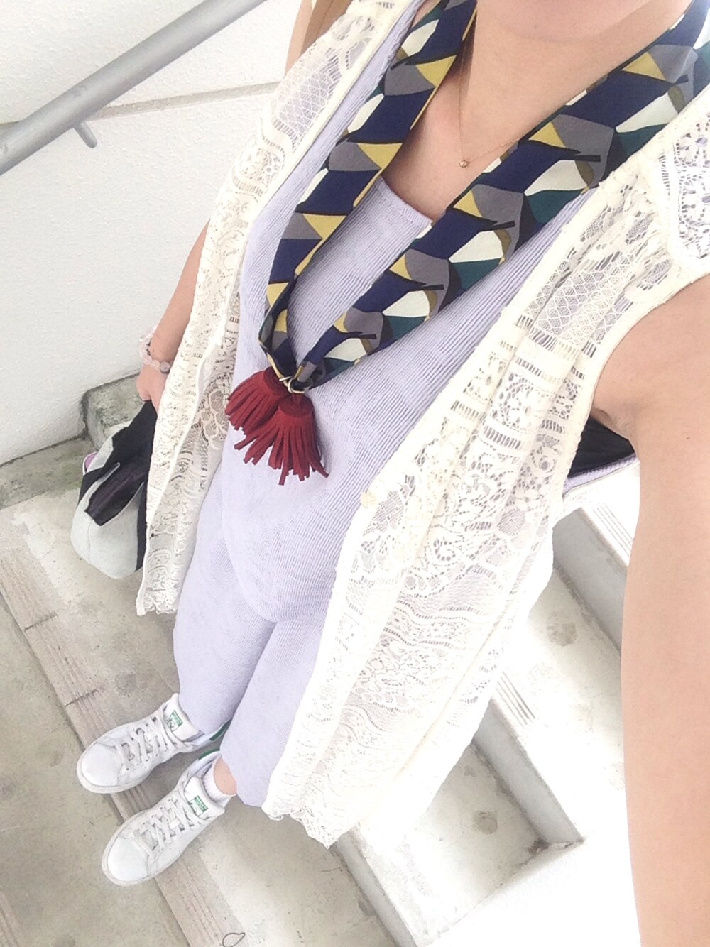 ピンク系のオールインワン・サロペット、ホワイト系のスニーカーを着用したレディースの夏コーディネートの1枚目の写真