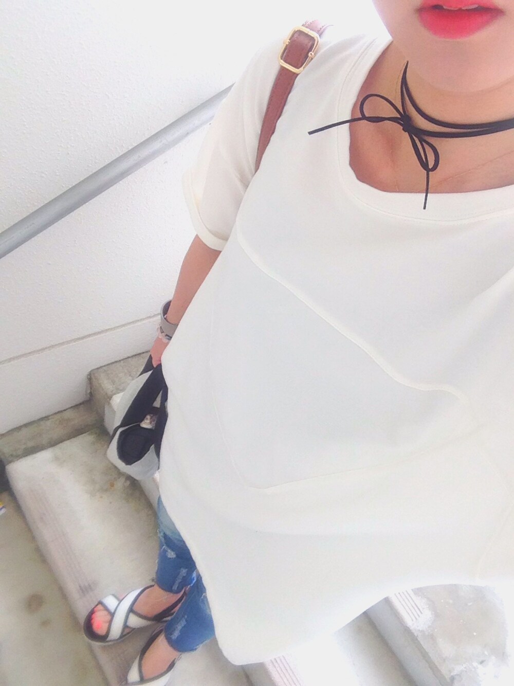 ホワイト系のワンピース、ブルー系のデニムパンツ、ブラック系のネックレスを着用したレディースの夏コーディネートの1枚目の写真