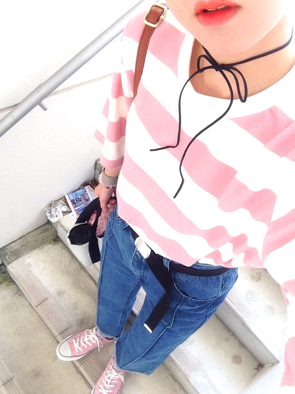 ピンク系のTシャツ/カットソー、ブルー系のデニムパンツ、ピンク系のスニーカーを着用したレディースの夏コーディネートの1枚目の写真