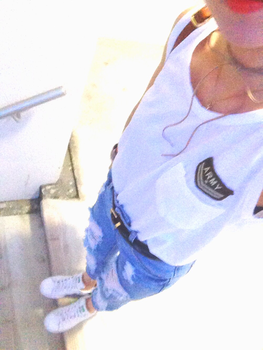 ホワイト系のタンクトップ、ブルー系のデニムパンツ、ホワイト系のスニーカーを着用したレディースの夏コーディネートの1枚目の写真