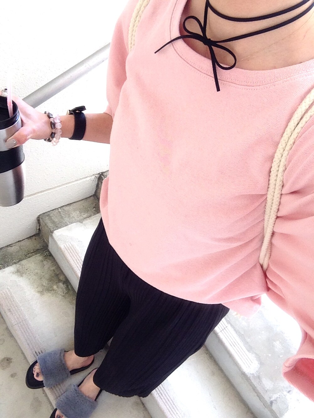 ピンク系のTシャツ/カットソー、ブラック系のその他パンツ、グレー系のサンダルを着用したレディースの夏コーディネートの1枚目の写真