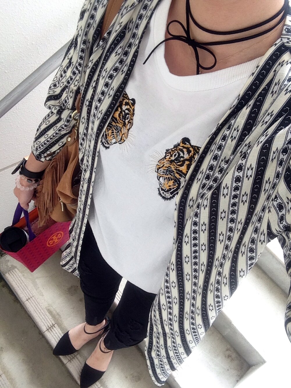 ホワイト系のTシャツ/カットソー、ブラック系のジャケット/アウター、ブラック系のパンプスを着用したレディースの秋コーディネートの1枚目の写真