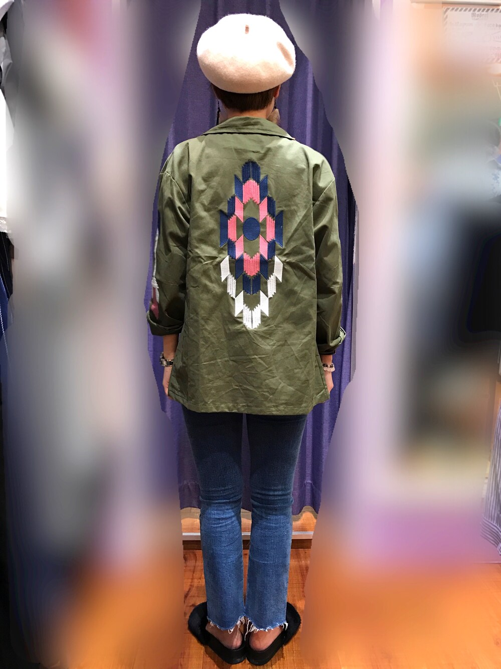 「カジュアル、fashion、ミリタリー、刺繍、ダメージデニム、ファーサンダル、ベレー帽、沖縄」｜「roseriのアイテム（ミリタリージャケット、グリーン系）」を使った、 は  なさん（レディース・156cm）の秋コーディネートの1枚目の写真