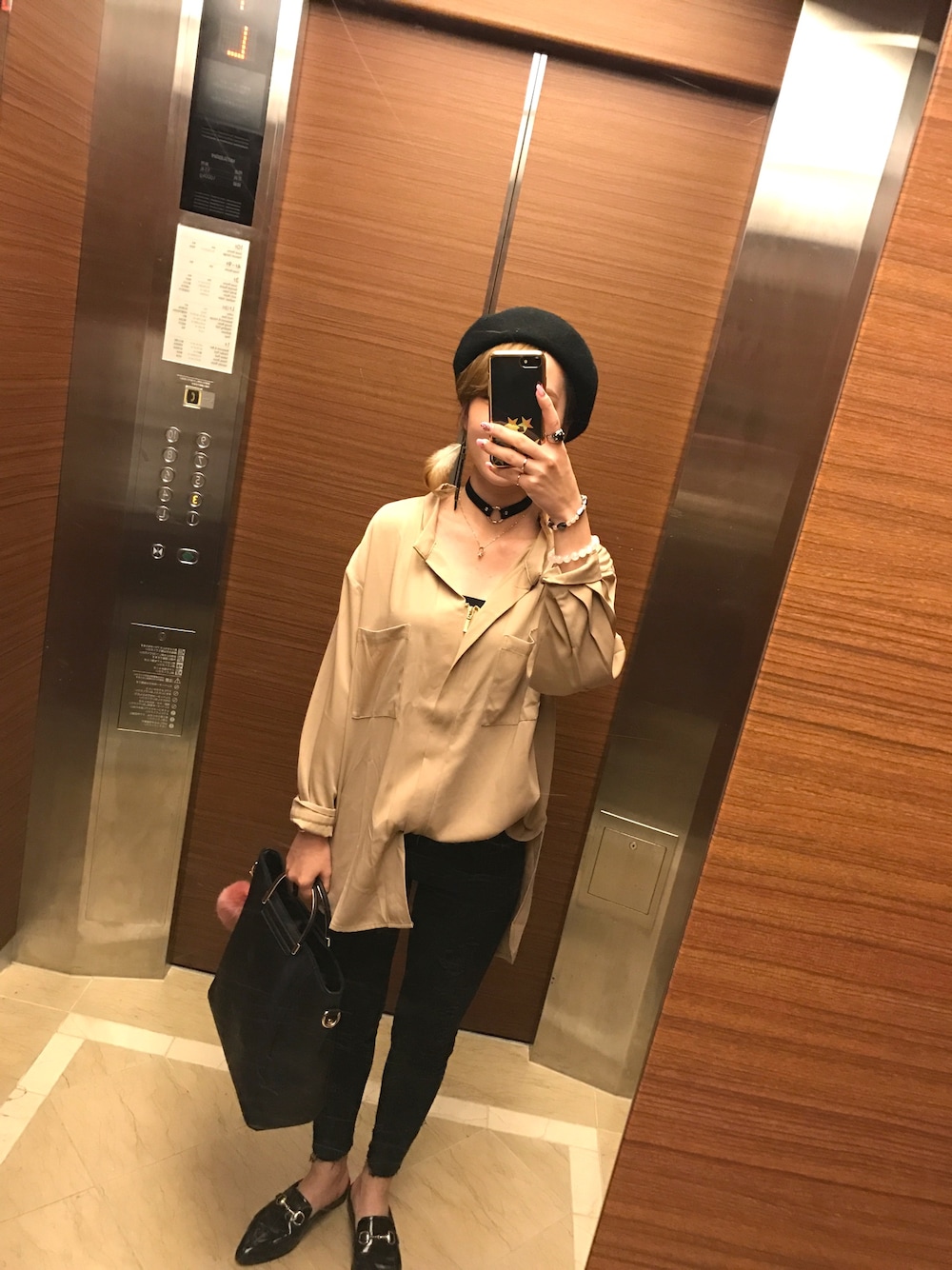 ベージュ系のシャツ/ブラウス、ブラック系のデニムパンツ、ブラック系のシューズを着用したレディースの秋コーディネートの1枚目の写真