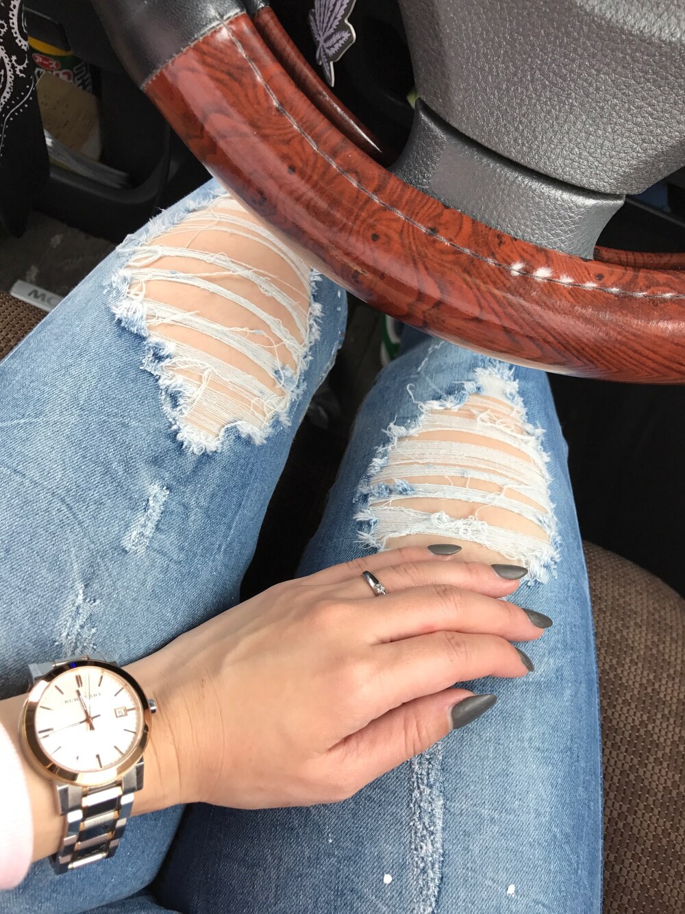 ブルー系のデニムパンツ、ホワイト系のスニーカー、ゴールド系のアナログ腕時計を着用したレディースの冬コーディネートの1枚目の写真