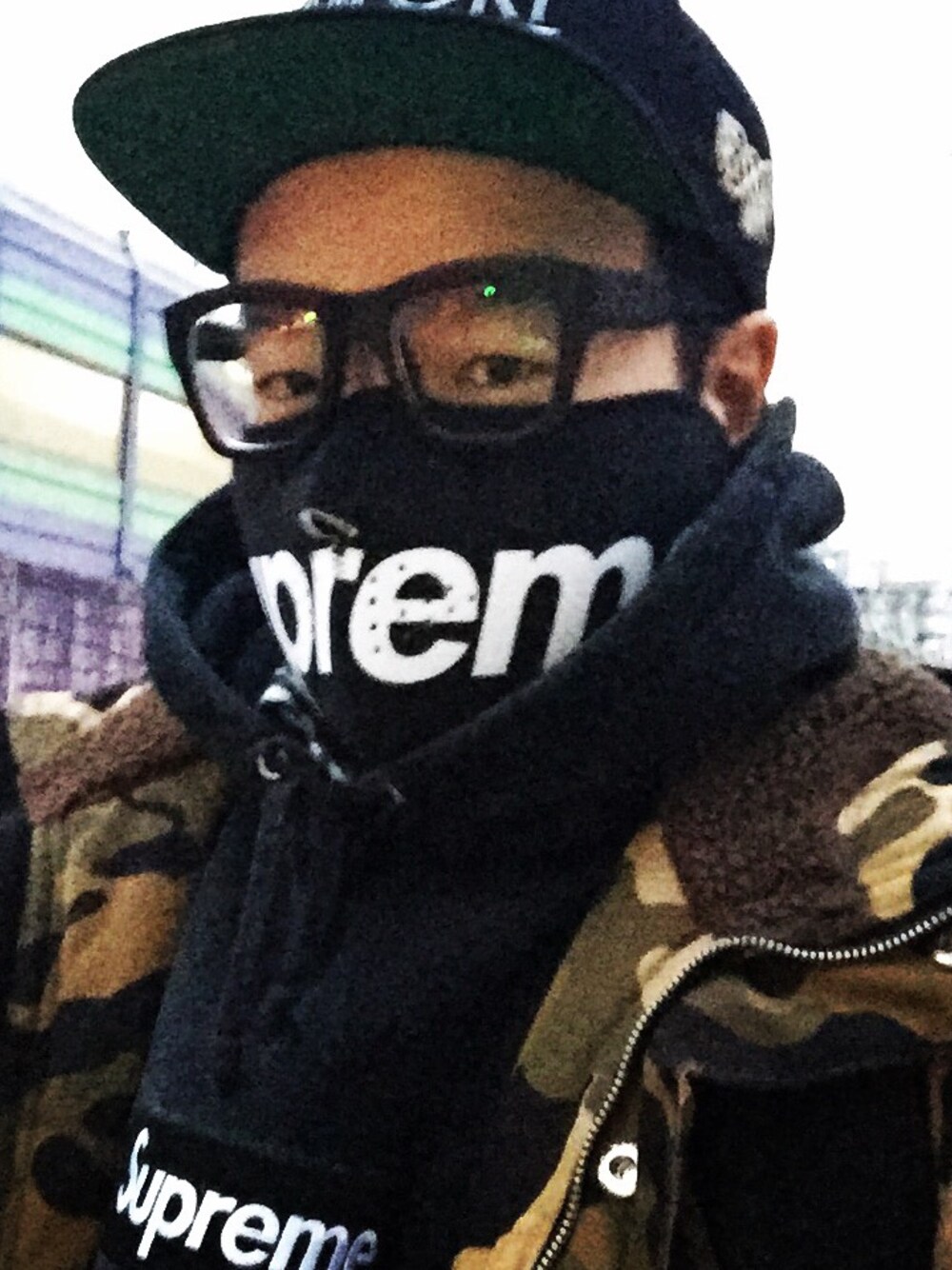 「Supreme のアイテム（パーカー、ブラック系）」を使った、hack666さん（メンズ・169cm）の冬コーディネートの1枚目の写真