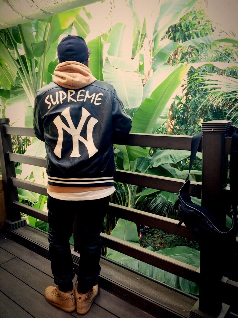 「supreme」｜「Supreme のアイテム（スタジャン、ブラック系）」を使った、hack666さん（メンズ・169cm）の春コーディネートの1枚目の写真
