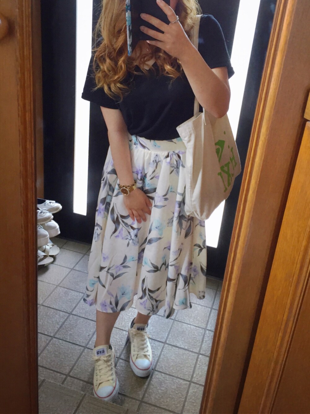 ブラック系のトップス、その他のスカート、ベージュ系のスニーカーを着用したレディースの夏コーディネートの1枚目の写真