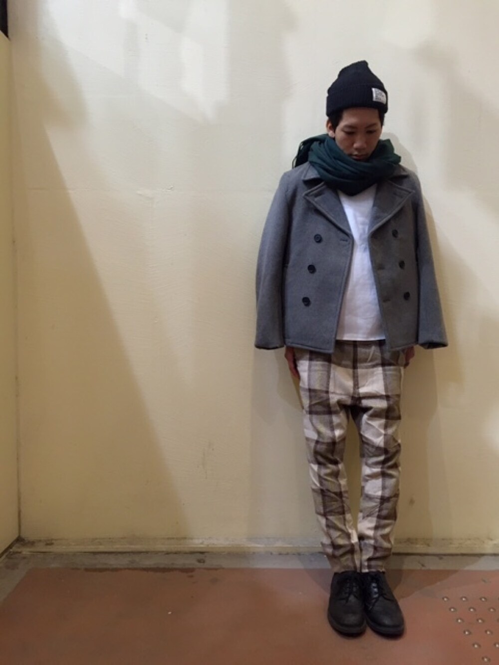 「EN ROUTE(EN ROUTE)、mercibeaucoup,、WEGO、マフラーぐるぐる、ピーコート、グレー、秋冬、サルエルパンツ」｜「mercibeaucoup,のアイテム（チノパンツ、ベージュ系）」を使った、だいきさん（メンズ・171cm）の秋コーディネートの1枚目の写真