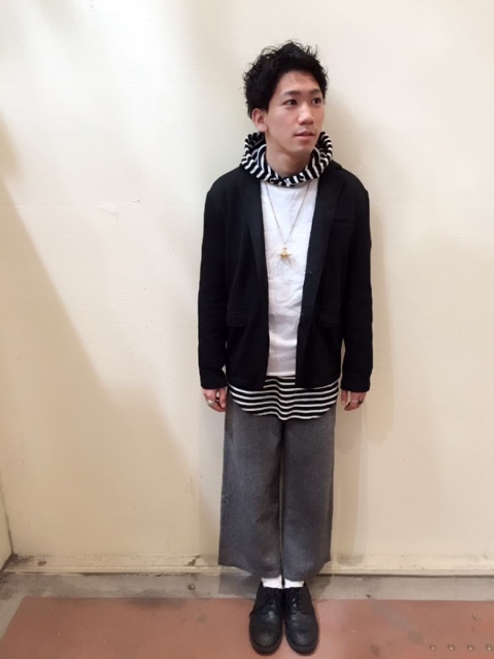 「ワイドパンツ、テーラードジャケット、冬、winter、春、先取りコーデ、レイヤードスタイル」｜「WEGOのWEGO/サスペンダー付きワイドパンツ（その他パンツ、グレー系）」を使った、だいきさん（メンズ・171cm）の冬コーディネートの1枚目の写真