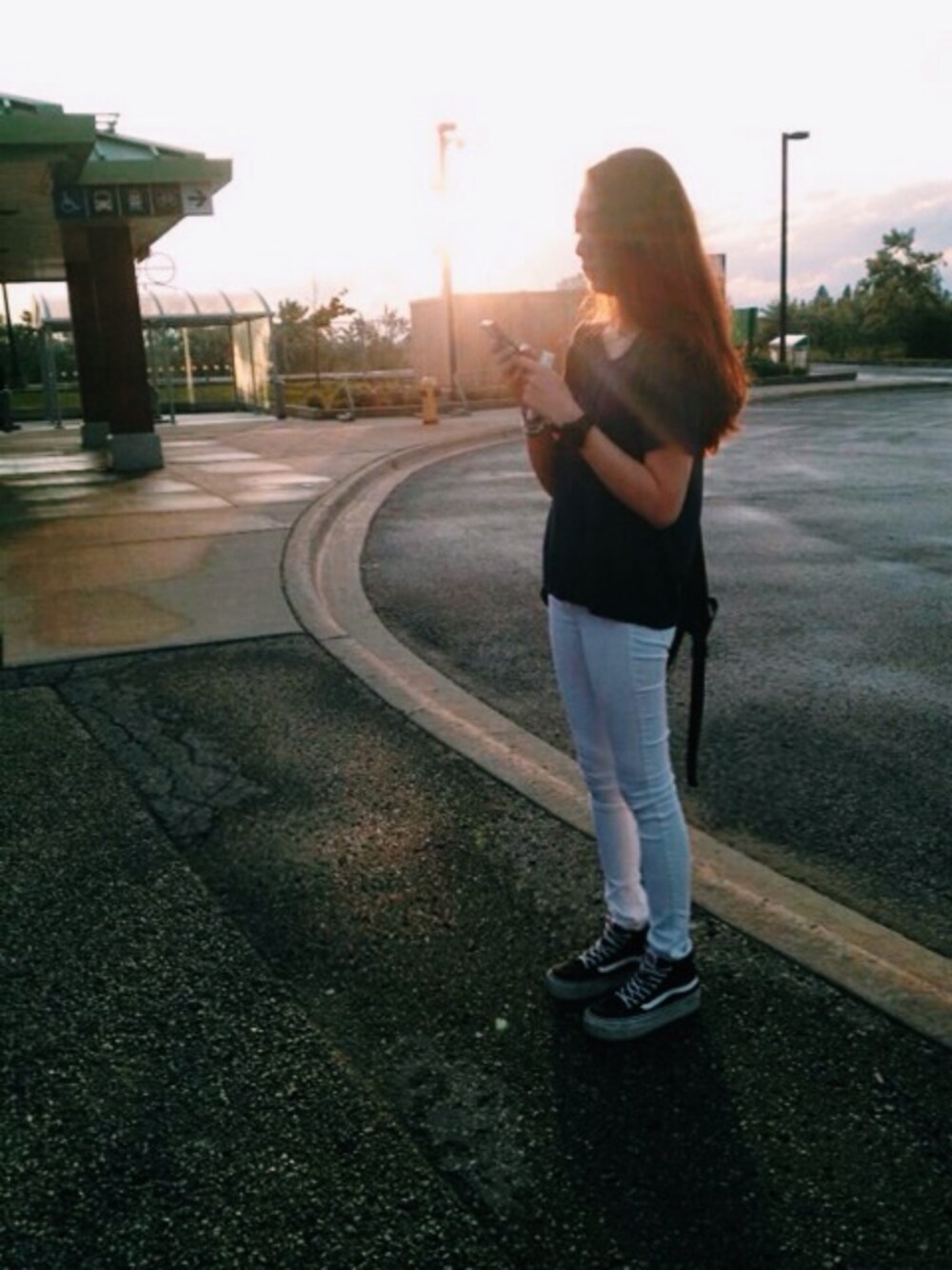 「causal、sunset」｜「Abercrombie&Fitchのアイテム（デニムパンツ、ホワイト系）」を使った、Stephanie Lingさん（レディース・168cm）の夏コーディネートの1枚目の写真