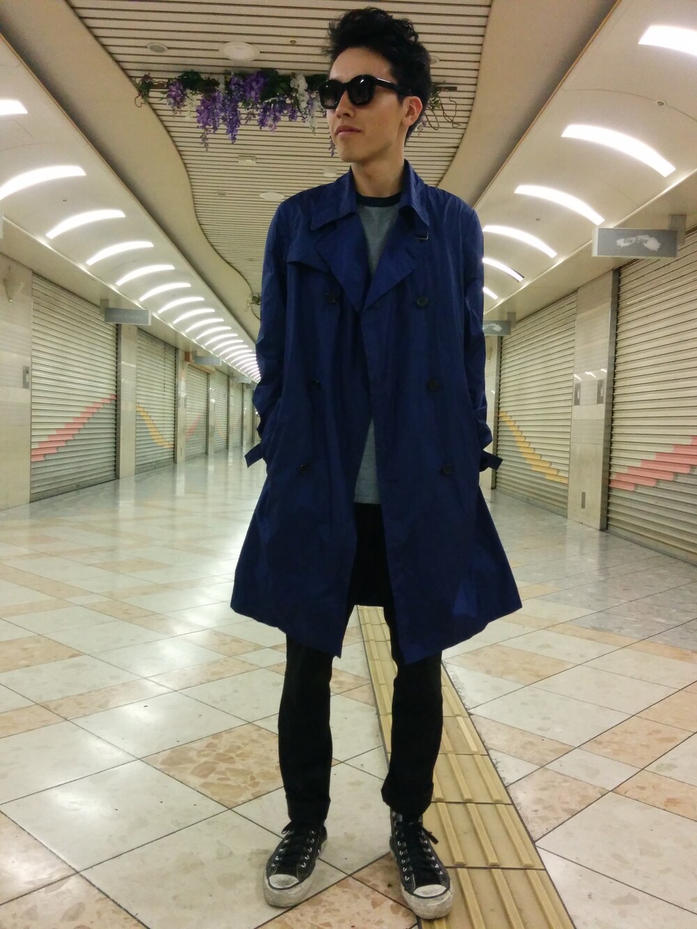 「VINTAGE、converse、driesvannoten、KRIS VAN ASSCHE、jil sander、MAISON MARTIN MARGIERA、初挑戦アイテム」｜「アイテム（トレンチコート、ブルー系）」を使った、もちおかさん（メンズ・173cm）の春コーディネートの1枚目の写真