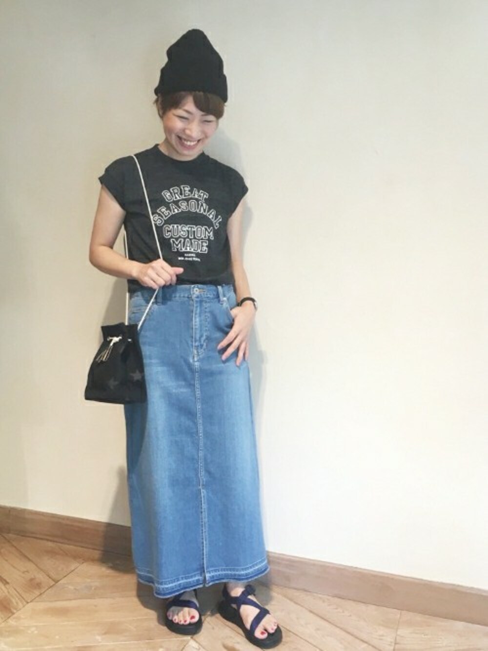 「ロゴT、Tシャツ、デニムスカート、journal standard、スポーツサンダル、RITA JEANS TOKYO、コンフォートサンダル」｜「JOURNAL STANDARDの【RITA JEANS TOKYO/ リタ ジーンズ トウキョウ】GREAT SEASONAL別注 Tシャツ# （Tシャツ/カットソー、ブラック系）」を使った、JOURNAL STANDARD Lady's 自由が丘店　スタッフAさん（レディース・157cm）の夏コーディネートの1枚目の写真