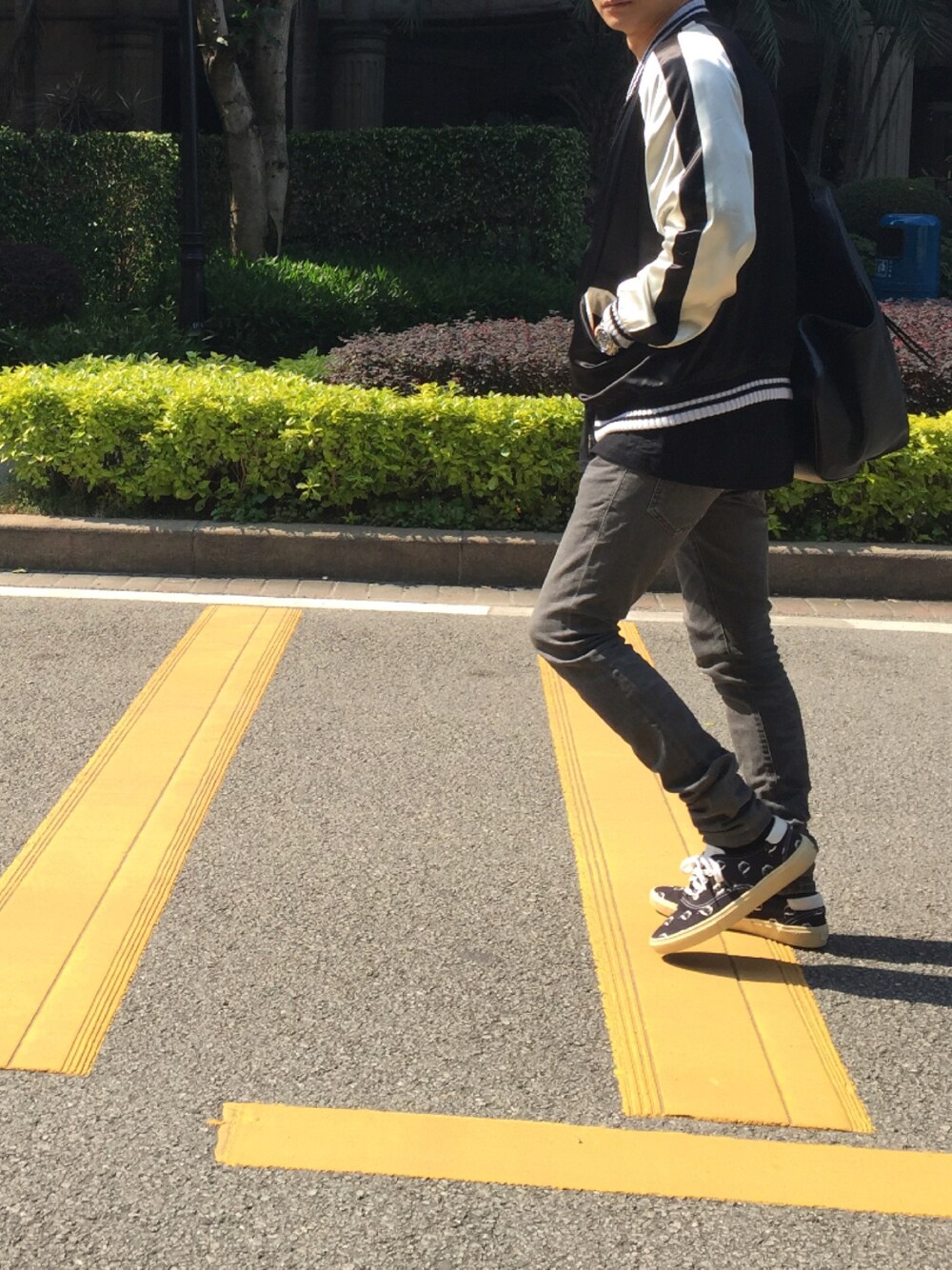 「UNUSEDのアイテム（ナイロンジャケット、ブラック系）」を使った、J Huangさん（メンズ・173cm）の春コーディネートの1枚目の写真