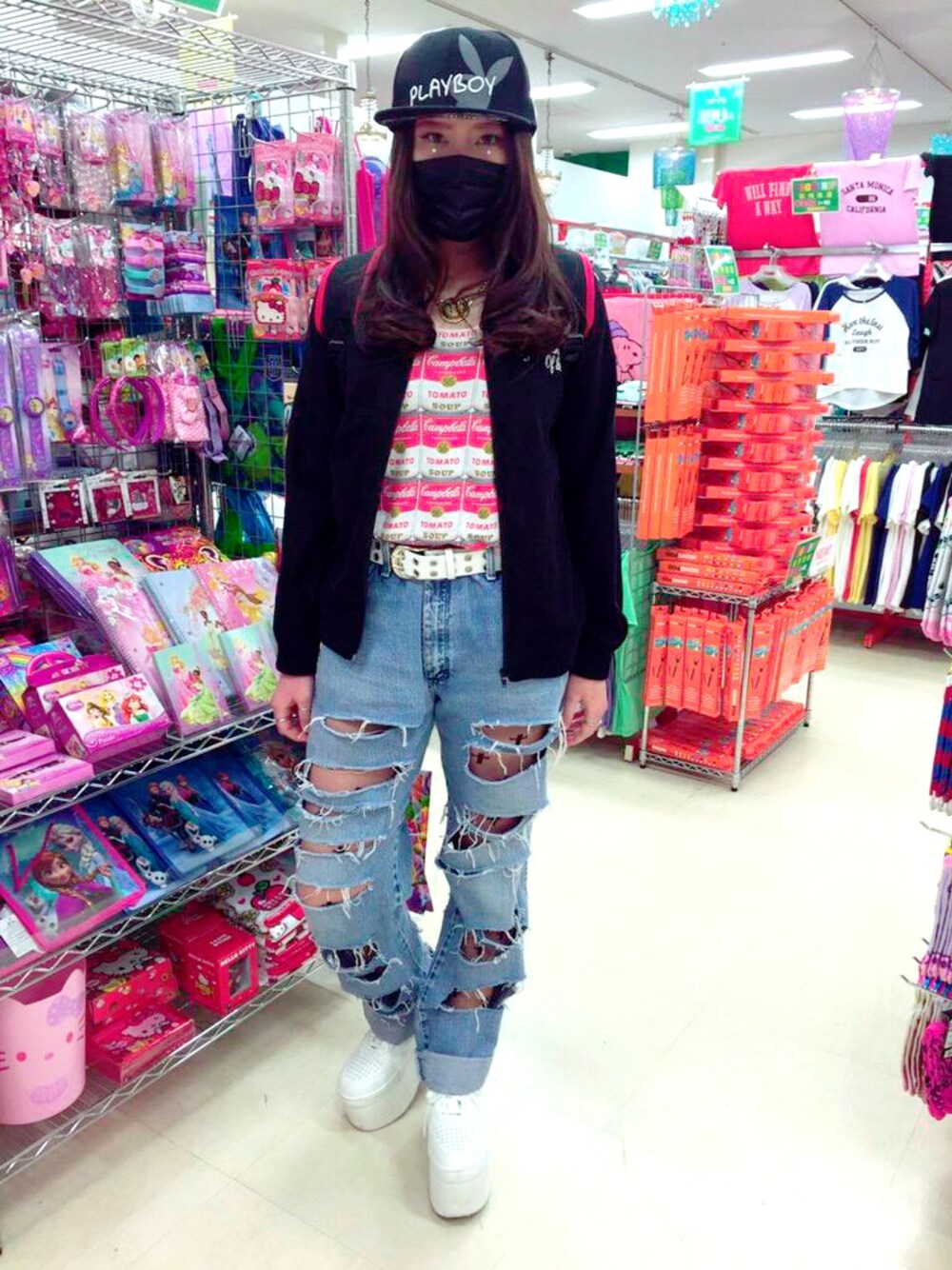 「street、streetfashion、harajuku、TOKYO、harajukufashion、japanese、PLAYBOY、厚底スニーカー、PUNYUS、damagejeans」｜「サンキューマートのアイテム（デニムパンツ、その他）」を使った、#AYAR,さん（レディース・172cm）の春コーディネートの1枚目の写真