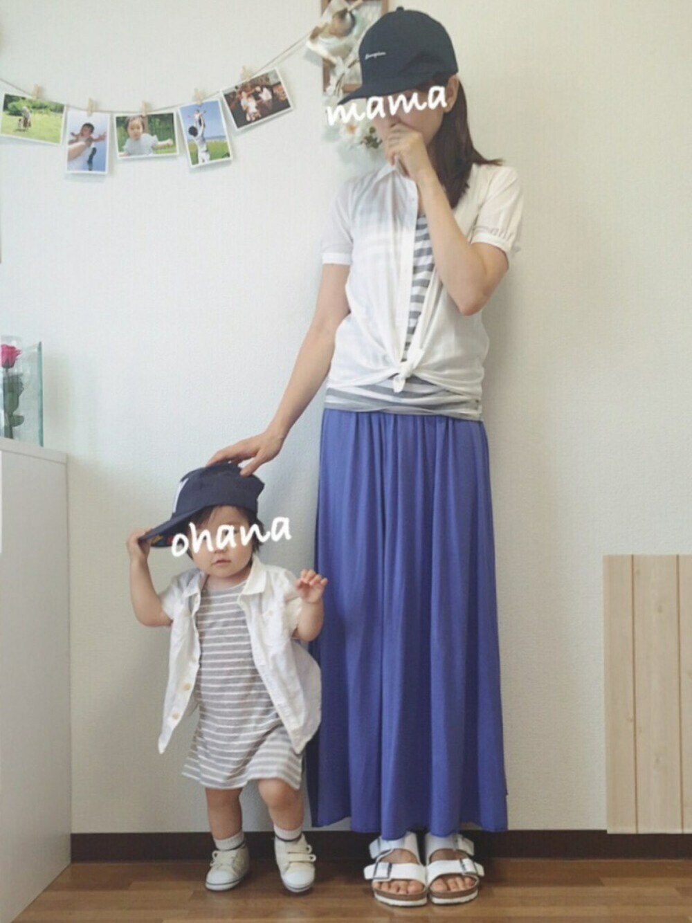 ホワイト系のシャツ/ブラウス、グレー系のワンピース、ホワイト系のシューズを着用したキッズの夏コーディネートの1枚目の写真