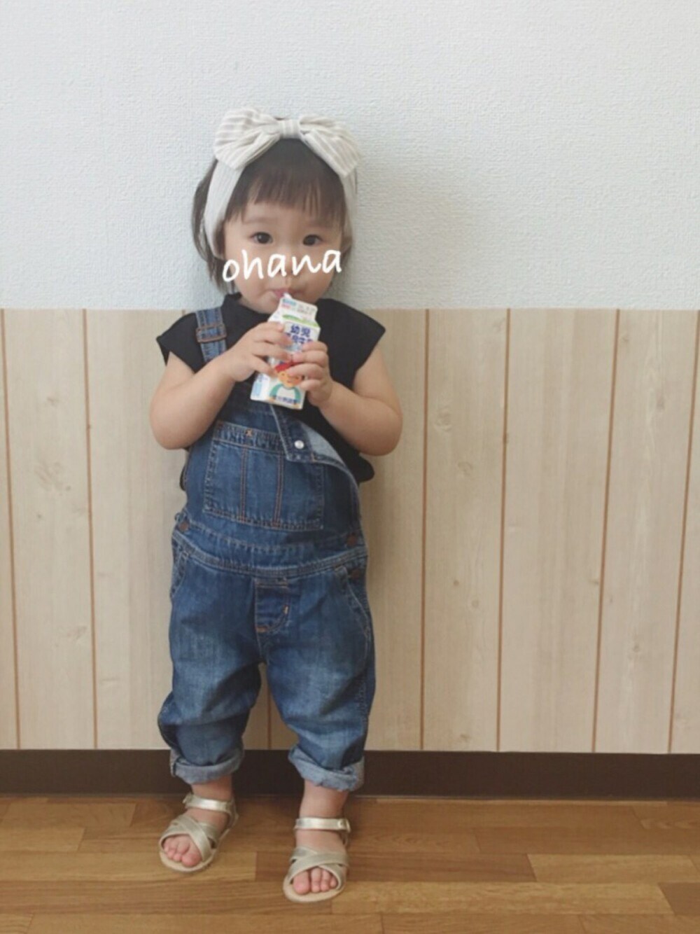 ブラック系のトップス、ブルー系のサロペット/オーバーオール、ゴールド系のサンダルを着用したキッズの夏コーディネートの1枚目の写真