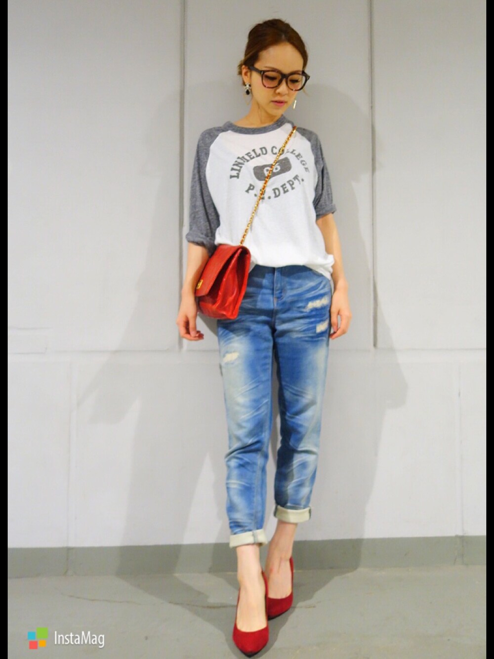 「FROMFIRST Musee、chanel、salus、ボーイフレンドデニム、ラグランTシャツ、ダテメガネ、チェーンバッグ」｜「FROMFIRST museeのアイテム（Tシャツ/カットソー、ホワイト系）」を使った、春名亜美さん（レディース・159cm）の秋コーディネートの1枚目の写真