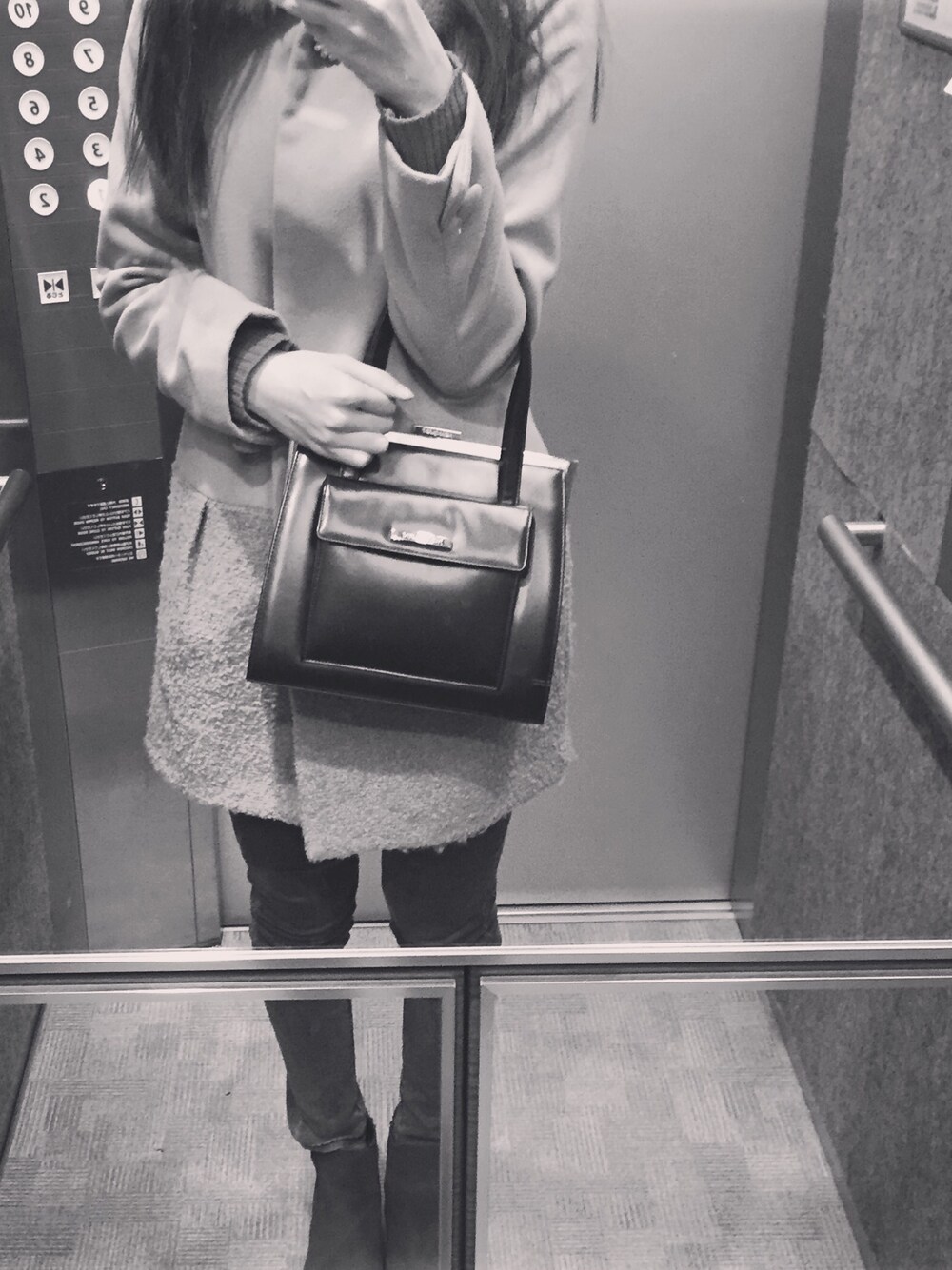 「Yves Saint Laurent rive gaucheのアイテム（ハンドバッグ、ブラック系）」を使った、リナさん（レディース・165cm）の冬コーディネートの1枚目の写真