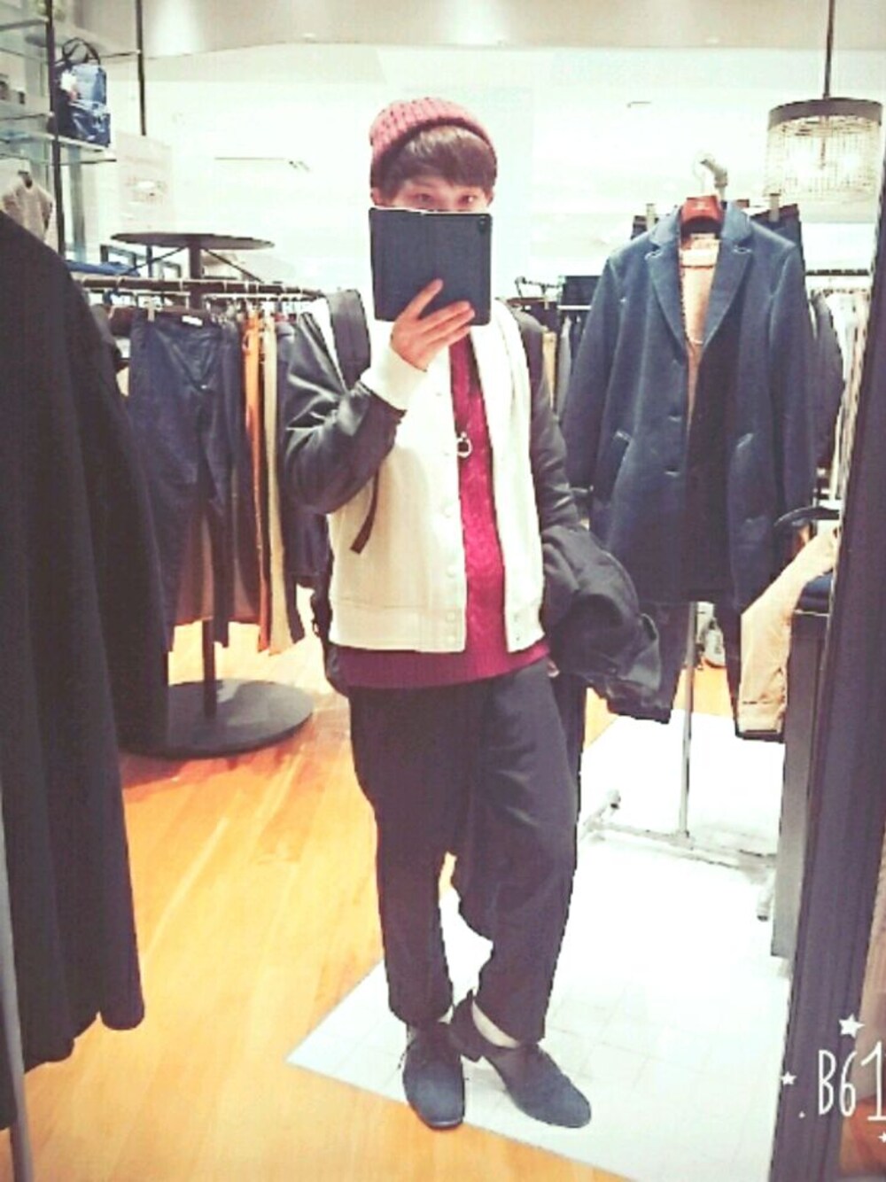 ホワイト系のスタジャン、レッド系のニット/セーター、ブルー系のドレスシューズを着用したメンズの冬コーディネートの1枚目の写真