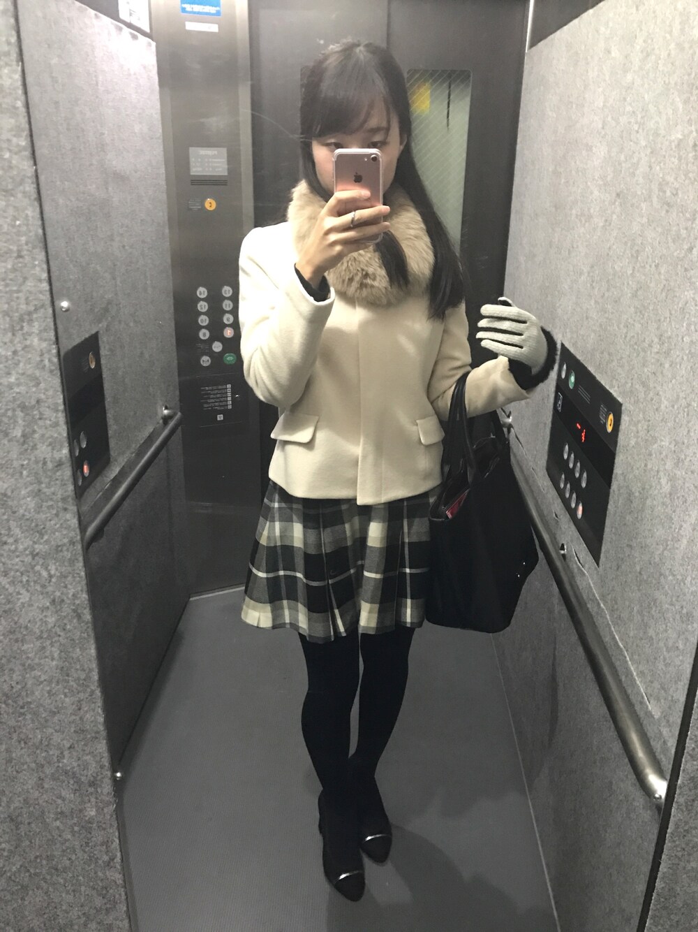 「コンサバ、ワンピース」｜「BLUE LABEL CRESTBRIDGEのパーシャルクレストブリッジチェックトートバッグ　ラージ（トートバッグ、ブラック系）」を使った、Mitsueleenoさん（レディース・164cm）の冬コーディネートの1枚目の写真