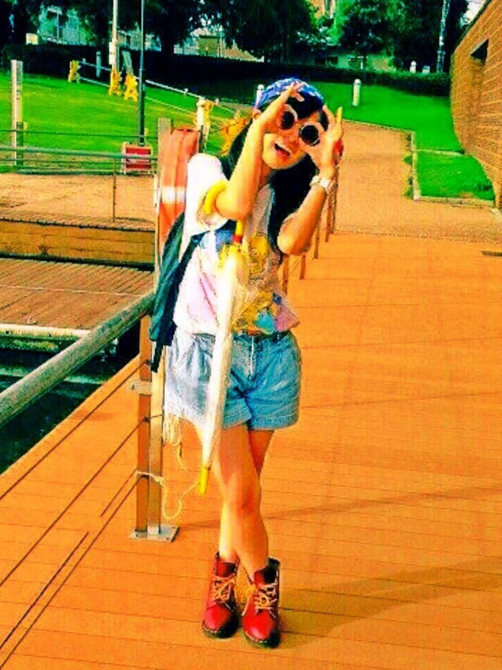 「古着、used、キャップ、CAP、サングラス、星条旗、ファッション、アメリカ、シンプソンズ、白Tシャツ」｜「Dr. MartensのDr.Martens (ドクターマーチン)/1460Z 8ホールブーツ（ブーツ、レッド系）」を使った、sayaohnoさん（レディース・157cm）の夏コーディネートの1枚目の写真