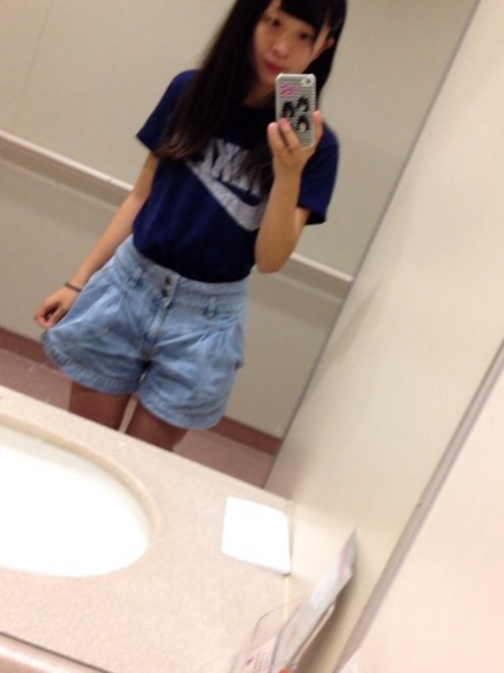 「NIKE、ナイキ、Tシャツ、古着、used、ファッション、ショートパンツ、デニム」｜「NIKEのアイテム（Tシャツ/カットソー、ブルー系）」を使った、sayaohnoさん（レディース・157cm）の夏コーディネートの1枚目の写真