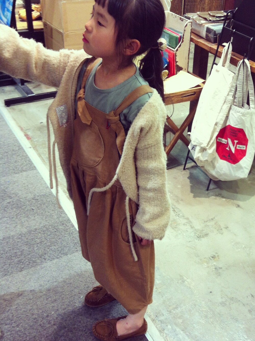 「moiのアイテム（カーディガン/ボレロ、ピンク系）」を使った、minoさん（キッズ・130cm）の秋コーディネートの1枚目の写真