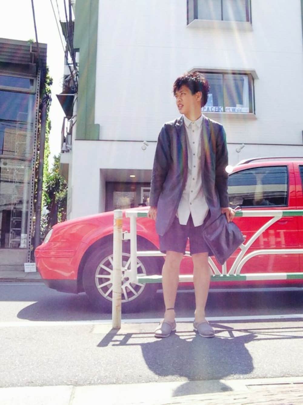 グレー系のスリッポンを着用したメンズの春コーディネートの1枚目の写真