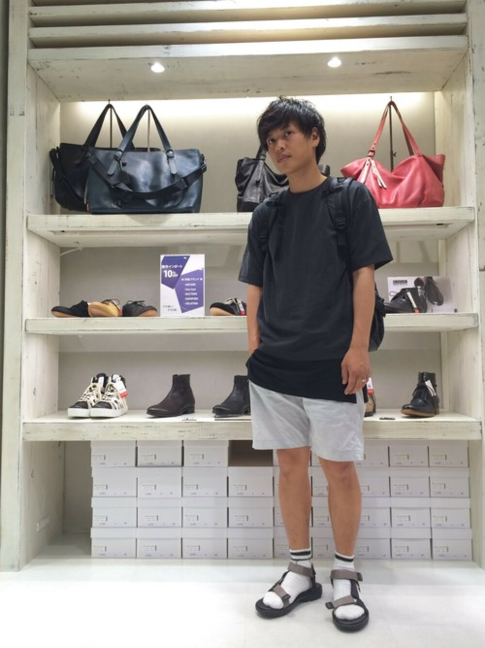 ブラック系のバックパック/リュック、ブラック系のアンクレットを着用したメンズの夏コーディネートの1枚目の写真