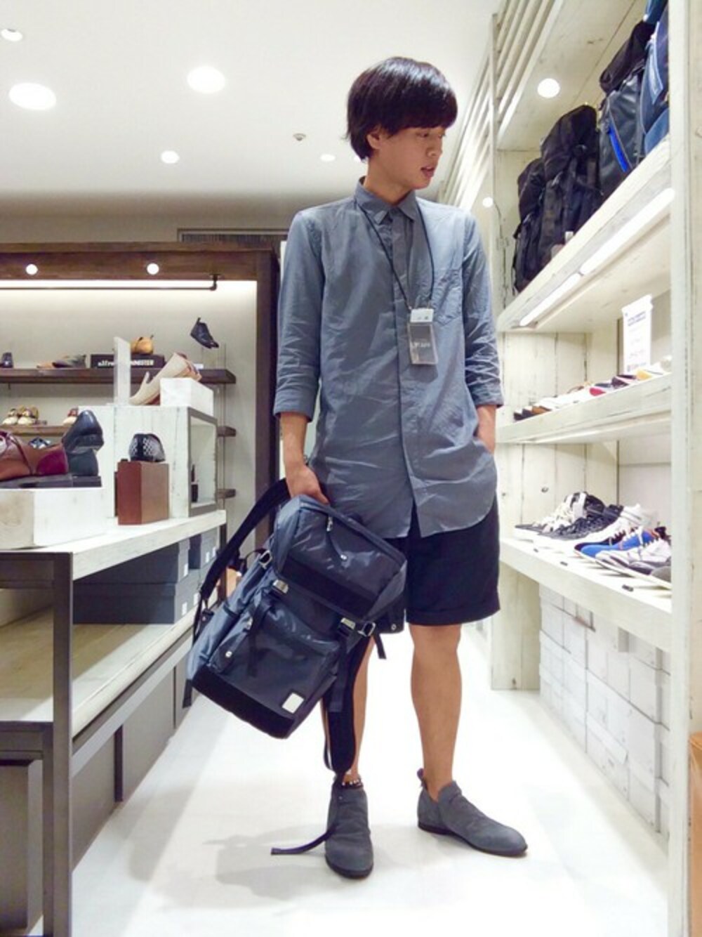 グレー系のブーツ、グレー系のバックパック/リュック、ブラック系のアンクレットを着用したメンズの夏コーディネートの1枚目の写真