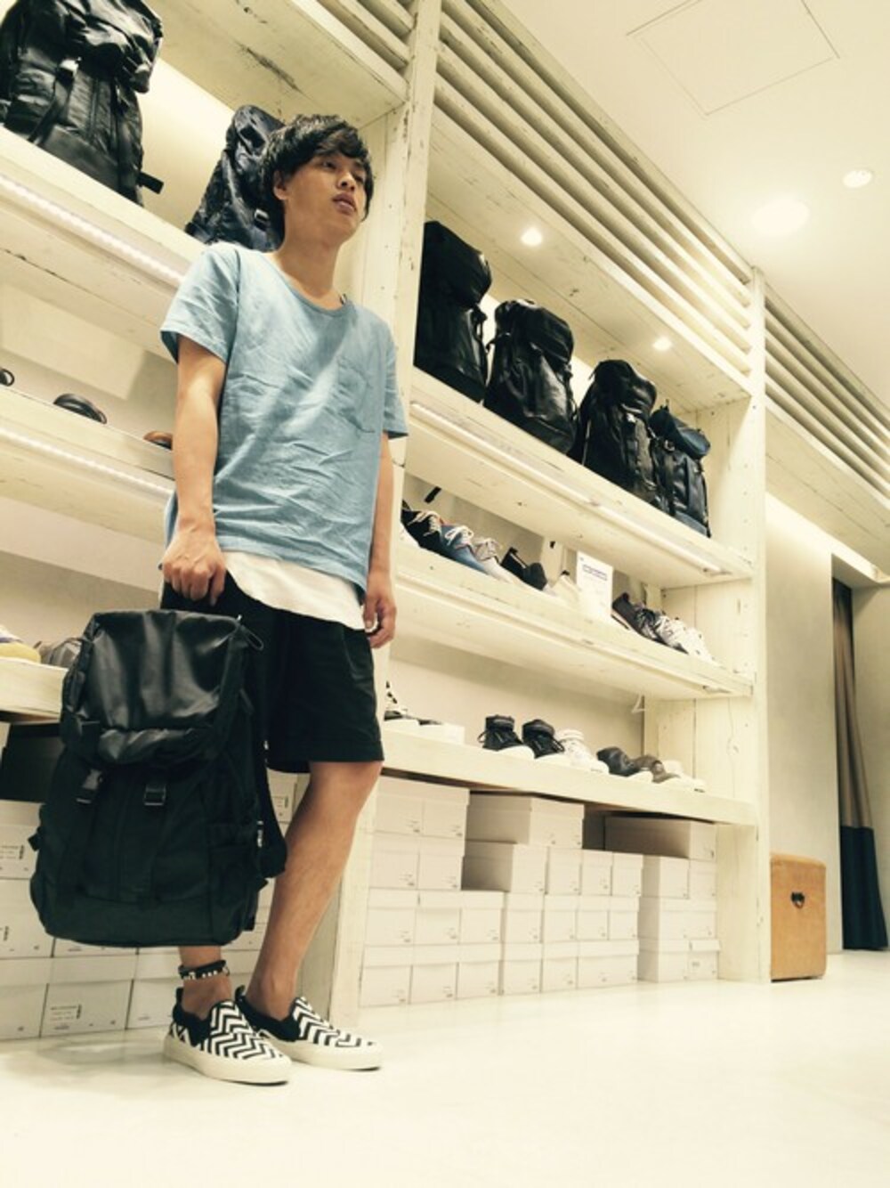 ブラック系のバックパック/リュック、ブラック系のアンクレットを着用したメンズの夏コーディネートの1枚目の写真