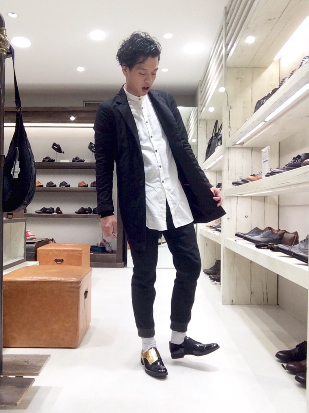 ブラック系のその他シューズ、ブラック系のテーラードジャケット、ホワイト系のシャツ/ブラウスを着用したメンズの秋コーディネートの1枚目の写真